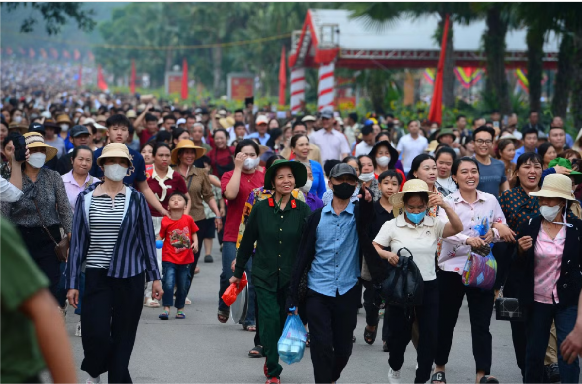 Du khách đổ về Đền Hùng ngày chính lễ 10/3 âm lịch.