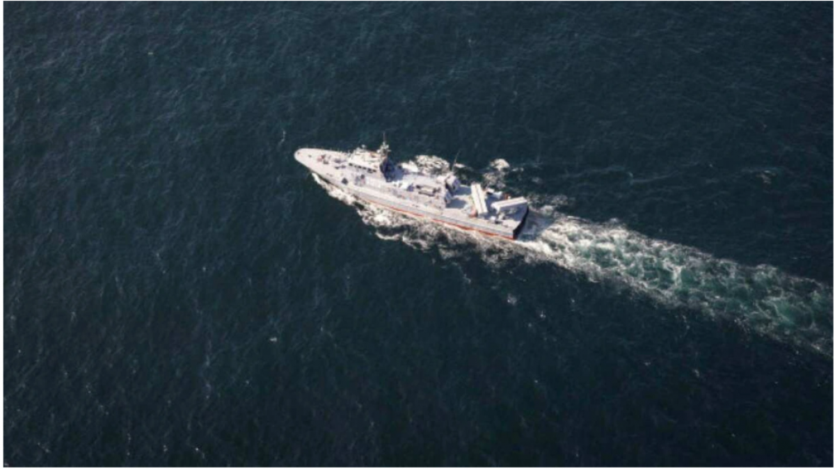 Một tàu quân sự Iran qua eo biển Bab al-Mandeb