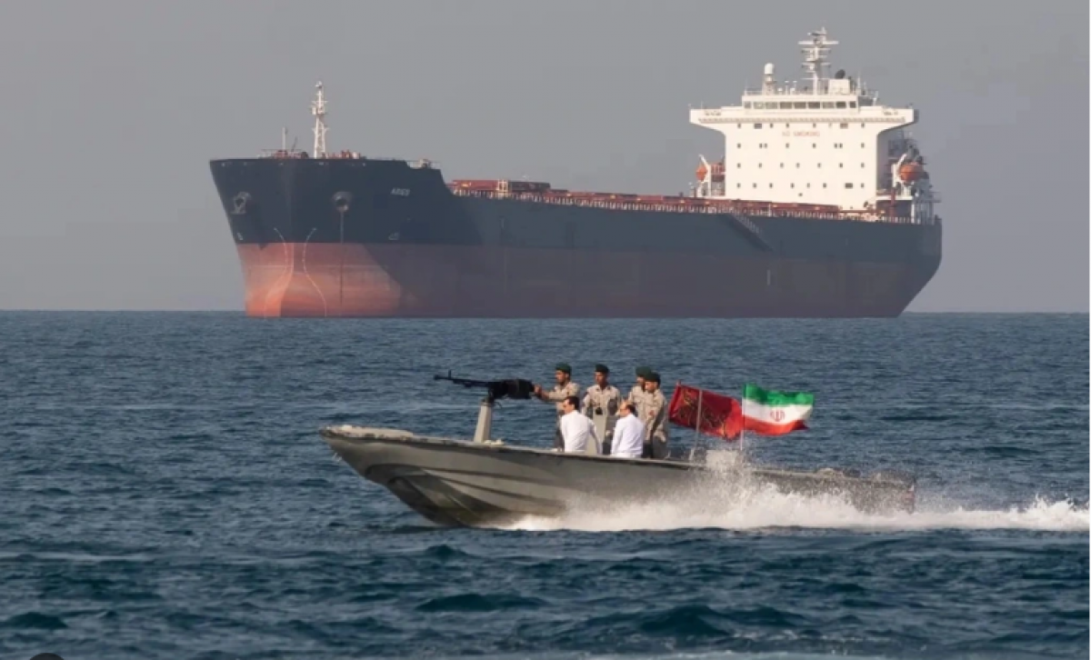 Tình hình eo biển Hormuz nóng trở lạ