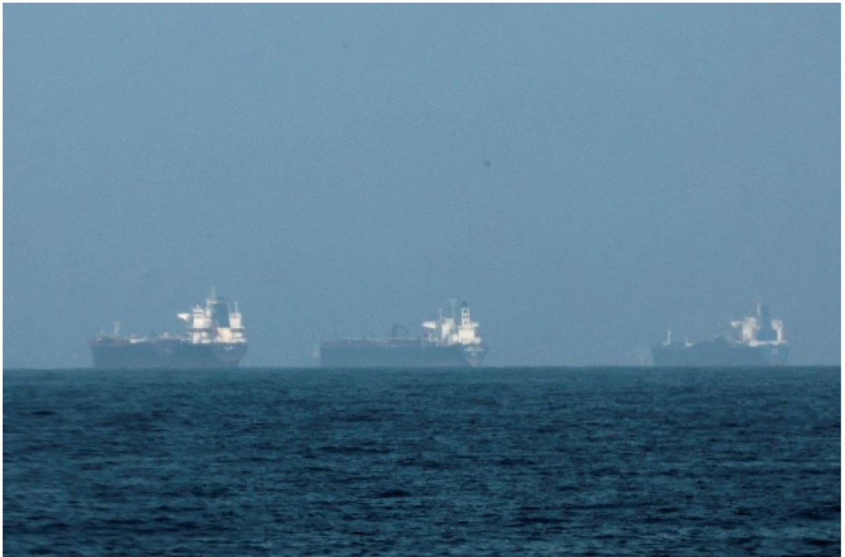 Nhiều tàu hàng vẫn phải chờ đợi do không đi qua được em biển Hormuz. Ảnh: Reuters