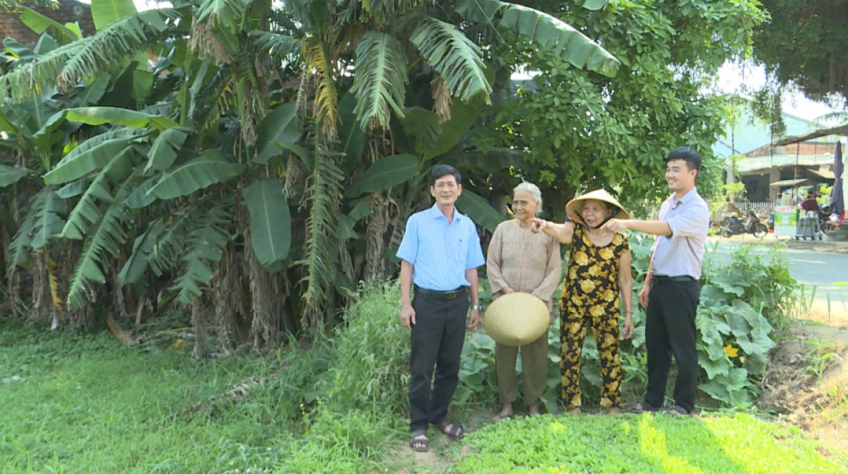 Chính quyền địa phương cùng người dân phường Bồng Sơn khảo sát thực địa, thống nhất vị trí đất phục vụ xây dựng khu tái định cư.