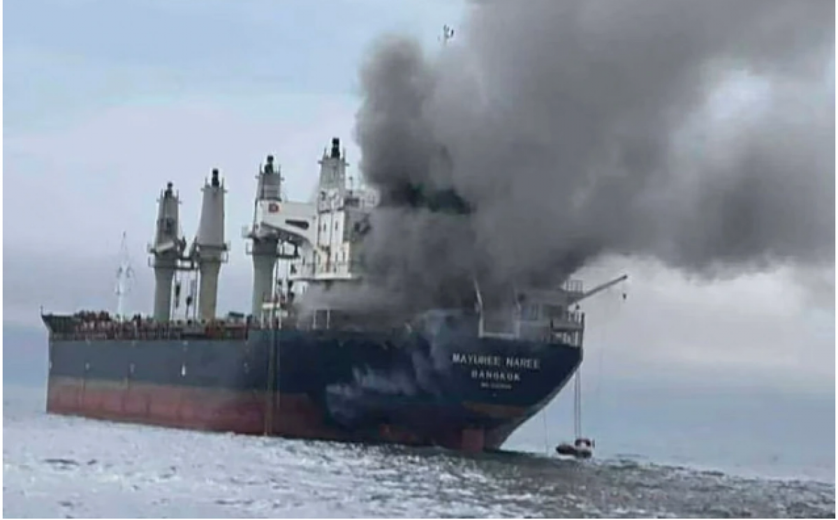 Một tàu dân sự trúng hỏa lực ở eo biển Hormuz trước đây. Ảnh: Hải quân Thái Lan.