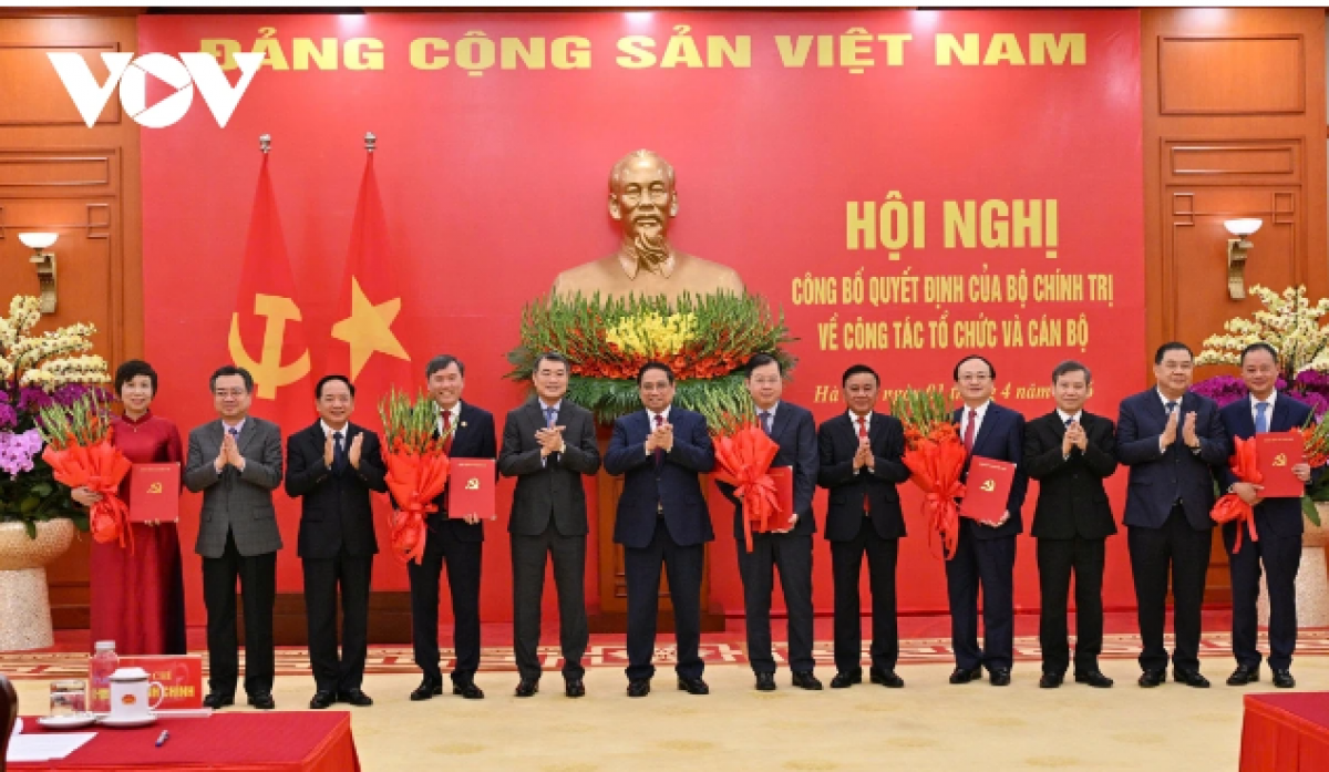 Thủ tướng Phạm Minh Chính và Thường trực Ban Bí thư Trần Cẩm Tú cùng các lãnh đạo Đảng, Nhà nước chúc mừng đại diện các đơn vị.