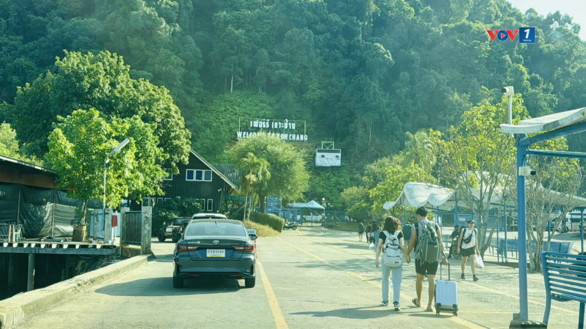 Du khách quốc tế ghé thăm đảo Koh Chang ở tỉnh Trat, Thái Lan. (Ảnh: Ngọc Diệp -VOV/Bangkok)