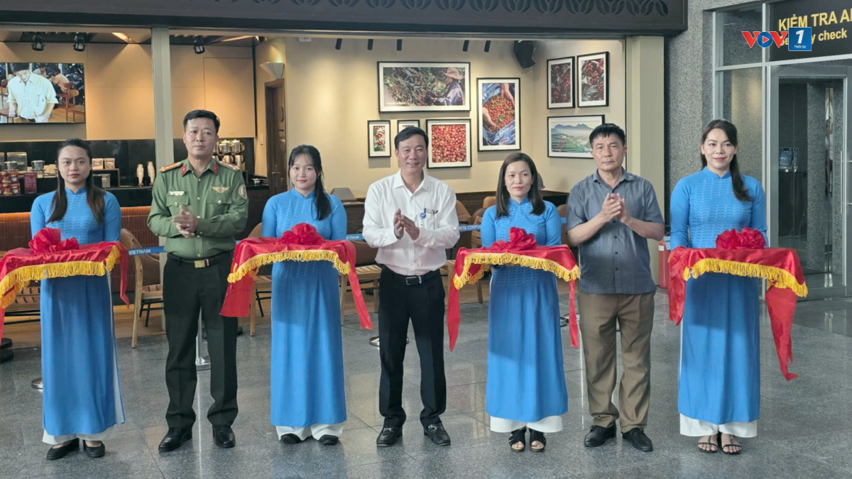 Nghi thức cắt băng khai trương lối ưu tiên sinh trắc học phục vụ khách sử dụng VNeID mức độ 2 lên tàu bay tại sân bay Quốc tế Đà Nẵng