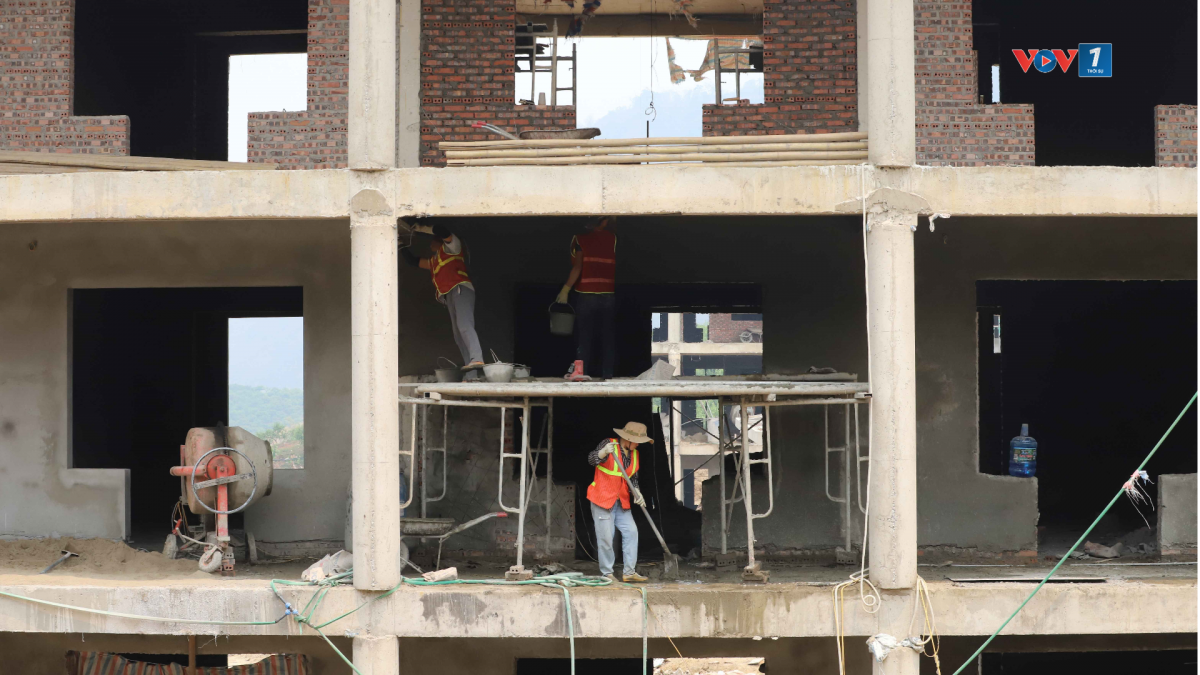 12 khối nhà chính tại Trường liên cấp Lóng Phiêng đã đạt tiến độ thi công 65%