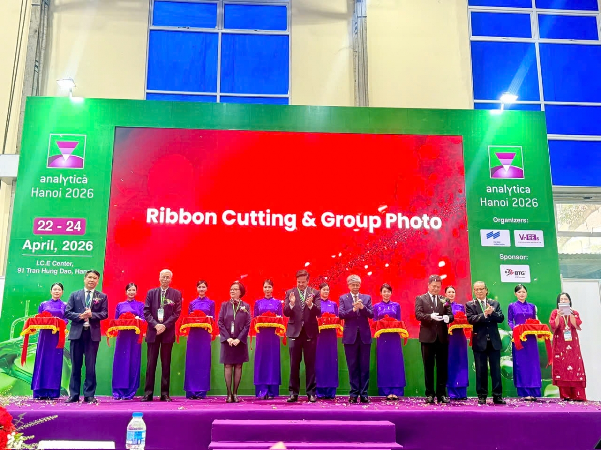 Toàn cảnh khu vực triển lãm Analytica Hanoi 2026 tại Trung tâm Triển lãm I.C.E (Hà Nội), thu hút đông đảo doanh nghiệp và khách tham quan trong ngày khai mạc.