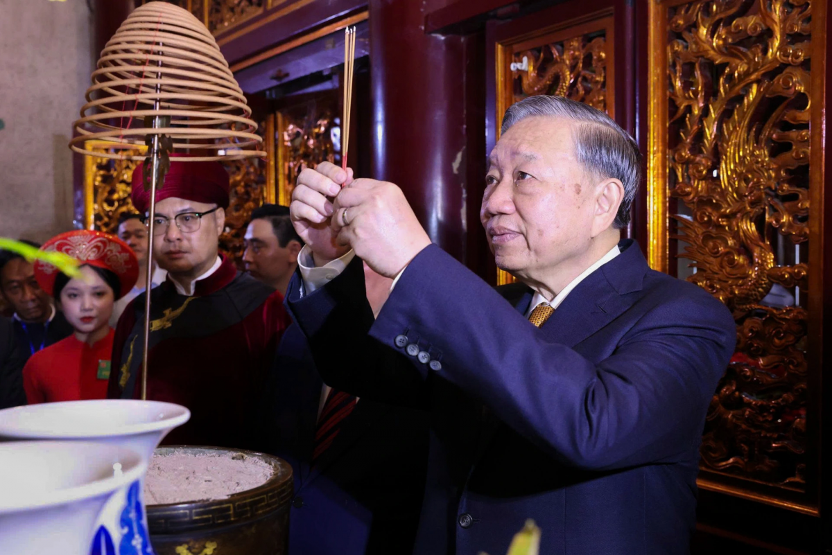 Tổng Bí thư, Chủ tịch nước Tô Lâm cùng đoàn đại biểu thành kính dâng hương, tri ân, tưởng nhớ các Vua Hùng (Ảnh: BTC).