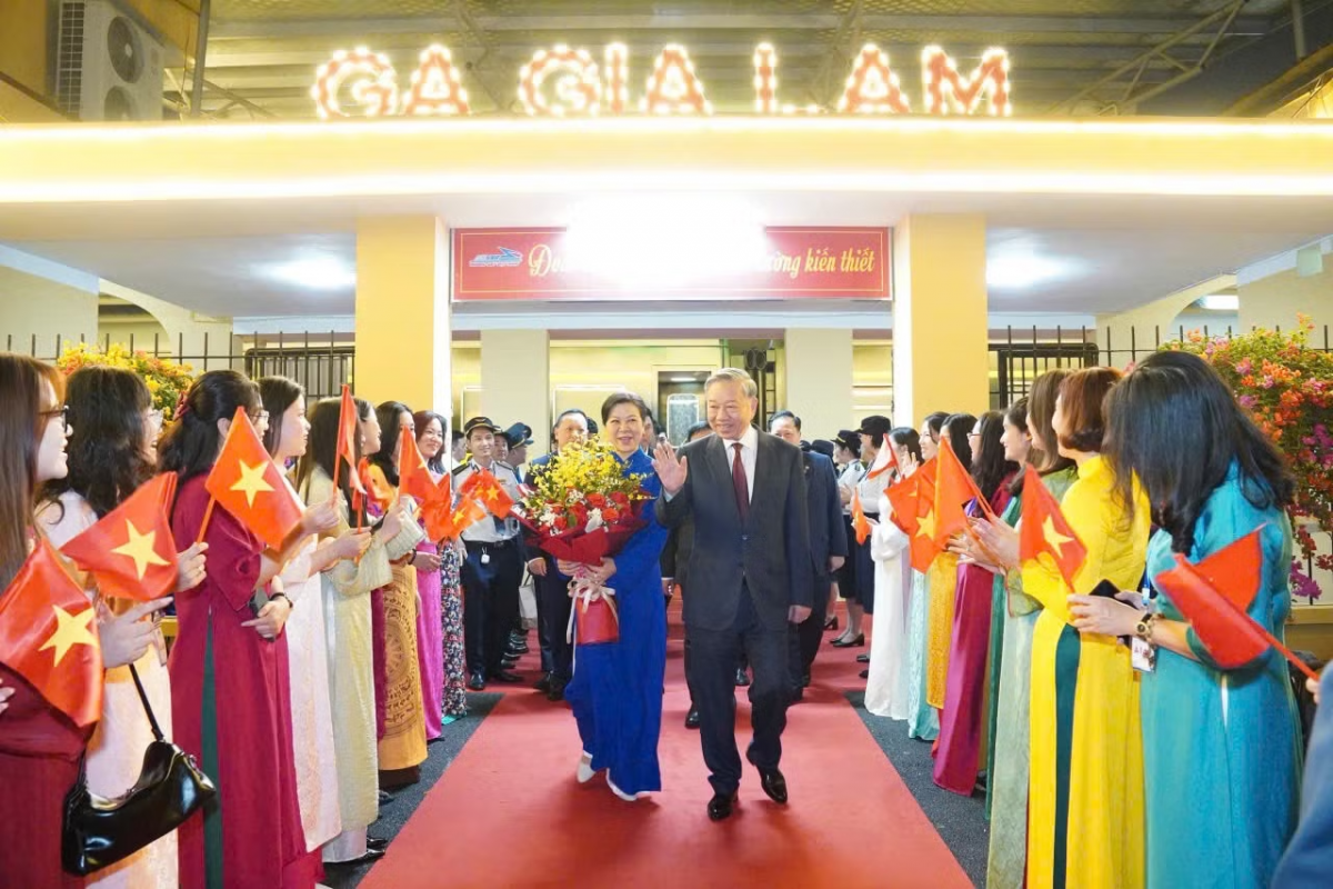 Tổng Bí thư, Chủ tịch nước Tô Lâm và Phu nhân cùng đoàn đại biểu cấp cao Việt Nam về đến ga Gia Lâm, Hà Nội. Ảnh: Như Ý