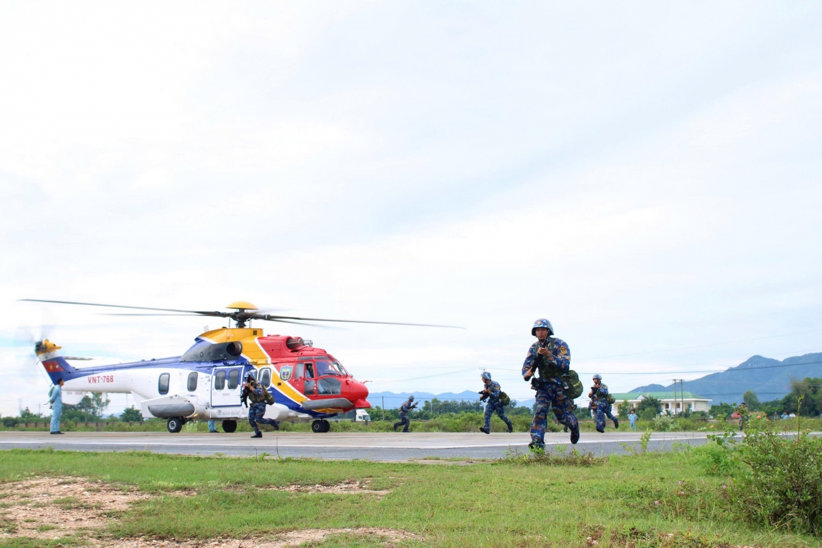 Lữ đoàn 101 huấn luyện hiệp đồng đổ bộ đường không với Lữ đoàn 954