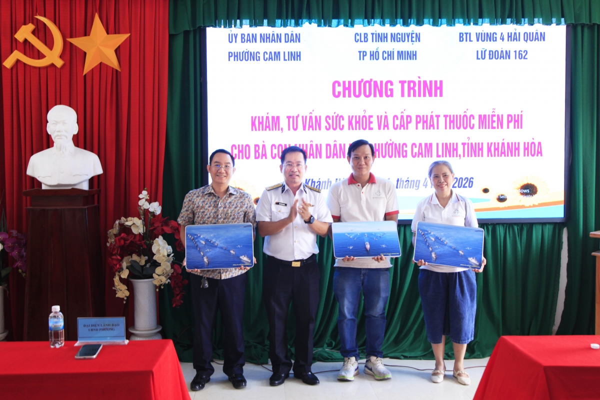 Đại tá Mai văn Doanh, Bí thư Đảng ủy, Chính ủy Lữ đoàn 162 tặng ảnh đội hình tàu duyệt binh trên biển (A80) đoàn công tác và địa phương