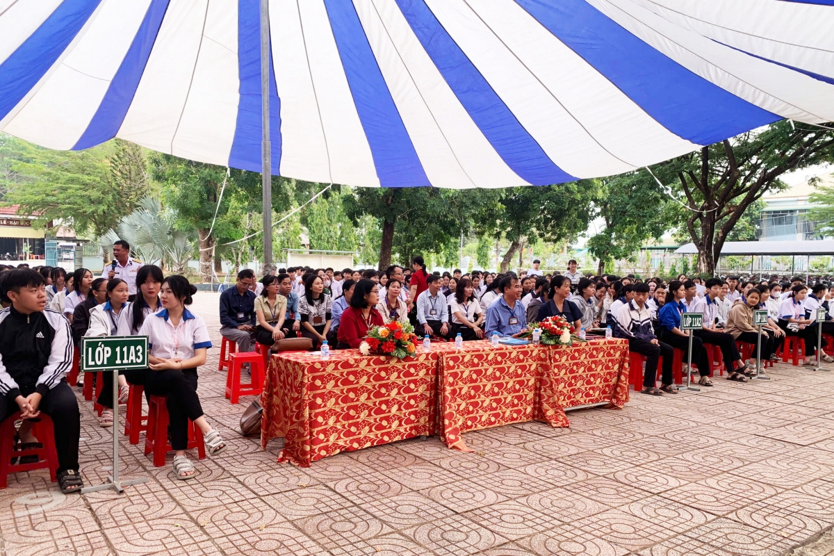 Quang cảnh buổi tuyên truyền tại Trường trung học phổ thông Quang Trung