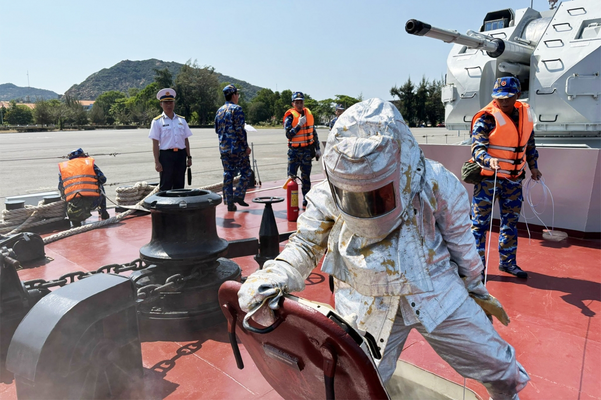 Kiểm tra thực hành chống cháy trên tàu 381, hải đội 412