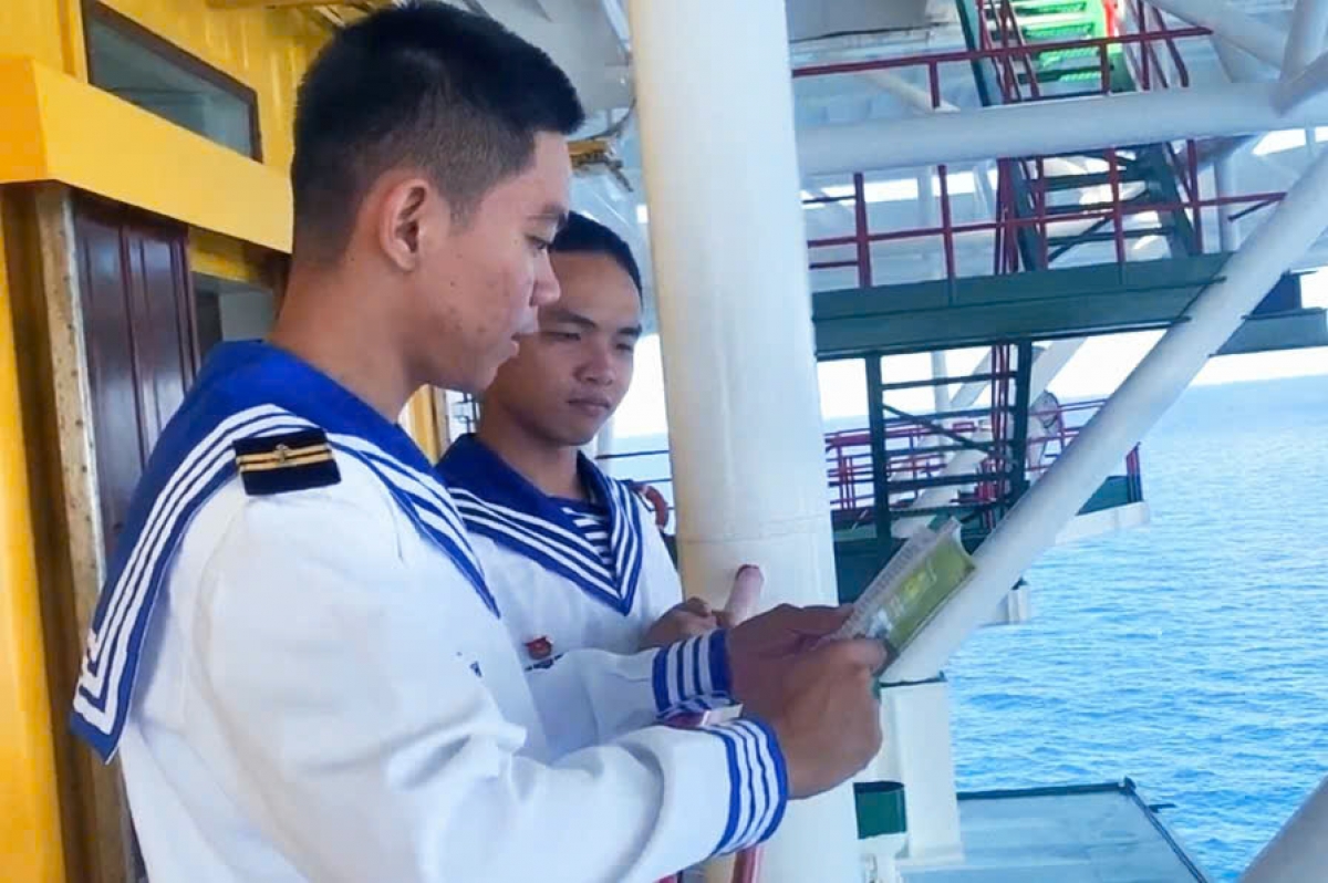 Chiến sĩ đọc sách tại Nhà giàn DK1/21