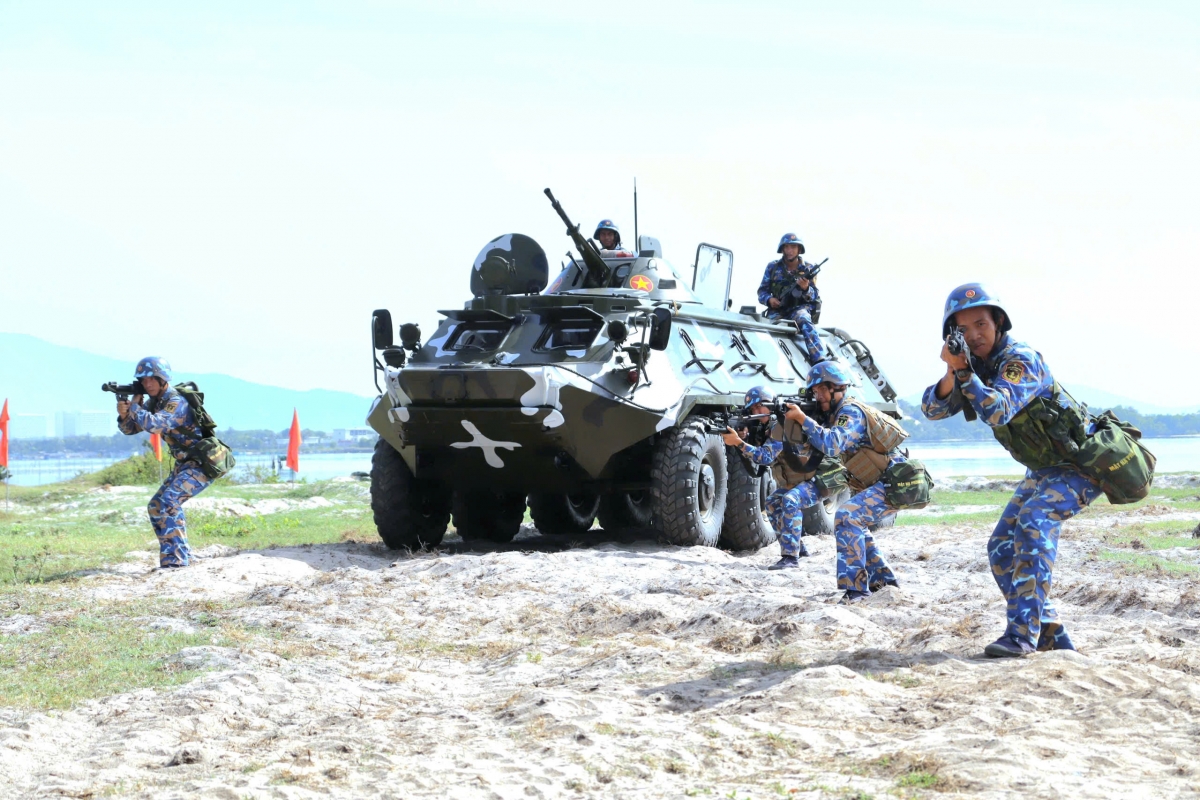 Lữ đoàn 101 huấn luyện đổ bộ đường biển đánh chiếm mục tiêu