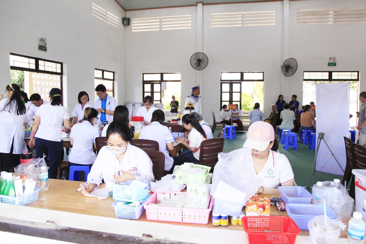 Chuẩn bị thuốc theo đơn cho người dân đến khám bệnh