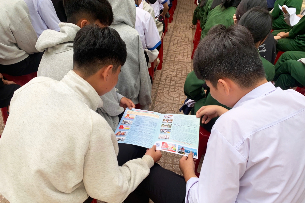 Các em học sinh cùng nhau nghiên cứu thông tin tuyển sinh được cung cấp