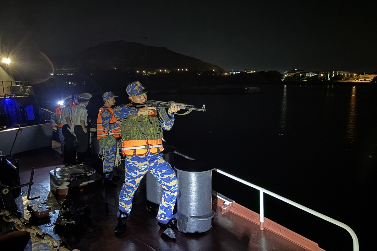Tàu 012-Lý Thái Tổ thực hành phòng thủ tại khu neo đậu ban đêm.