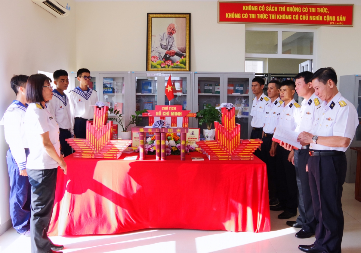 Đại tá Đỗ Hồng Duyên, Phó Chính ủy Vùng 2 Hải quân tham quan mô hình sách tại Thư viện Bộ Tư Lệnh Vùng 2 Hải quân