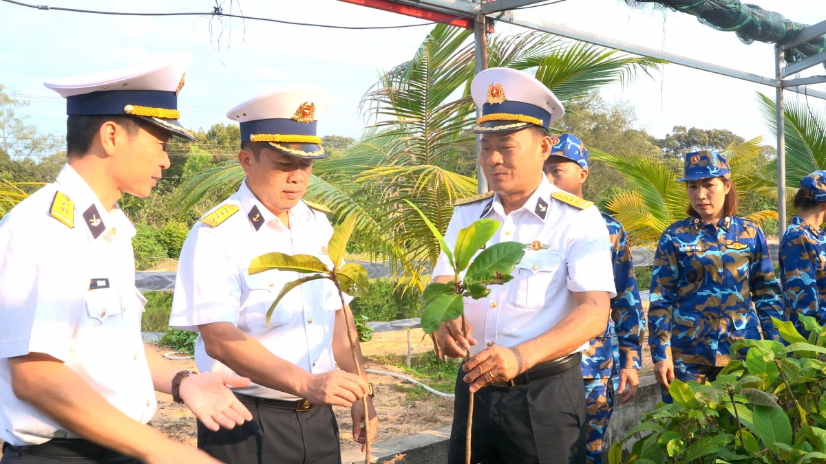 Thực hiện Chương trình “Xanh hóa Trường Sa”