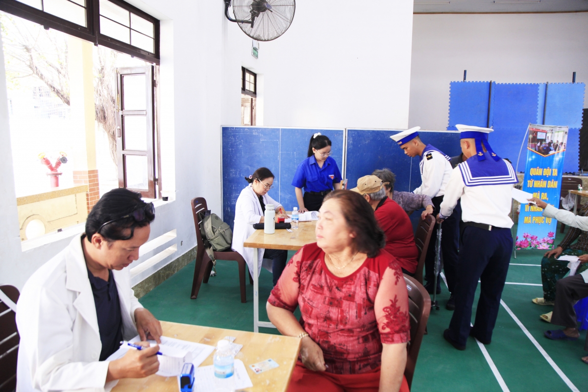 Bác sĩ cẩn thận thăm khám, tư vấn sức khoẻ cho người dân