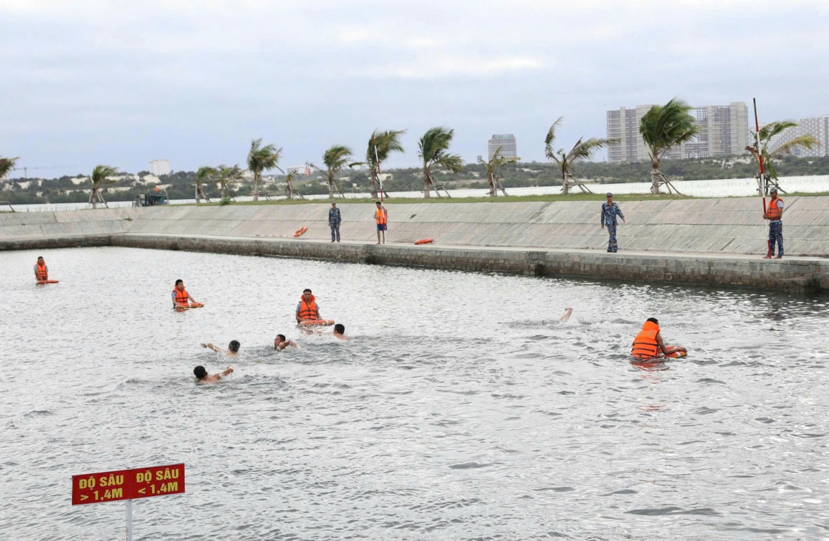 Huấn luyện bơi cho bộ đội