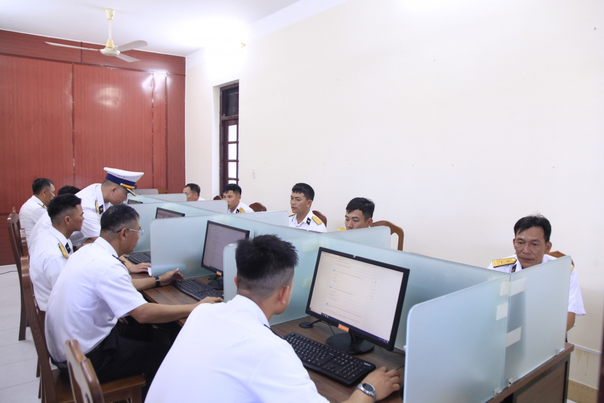 Các thí sinh thi trắc nghiệm