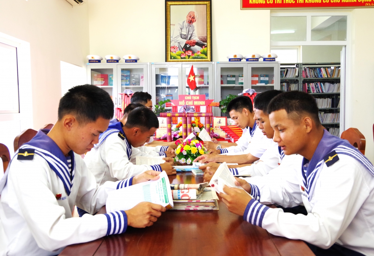 Chiến sĩ đọc sách tại Thư viện Bộ Tư Lệnh Vùng 2 Hải quân