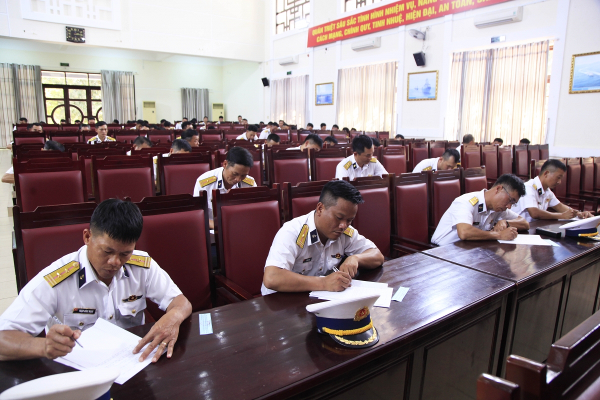 Các thí sinh tham gia phần thi lý thuyết