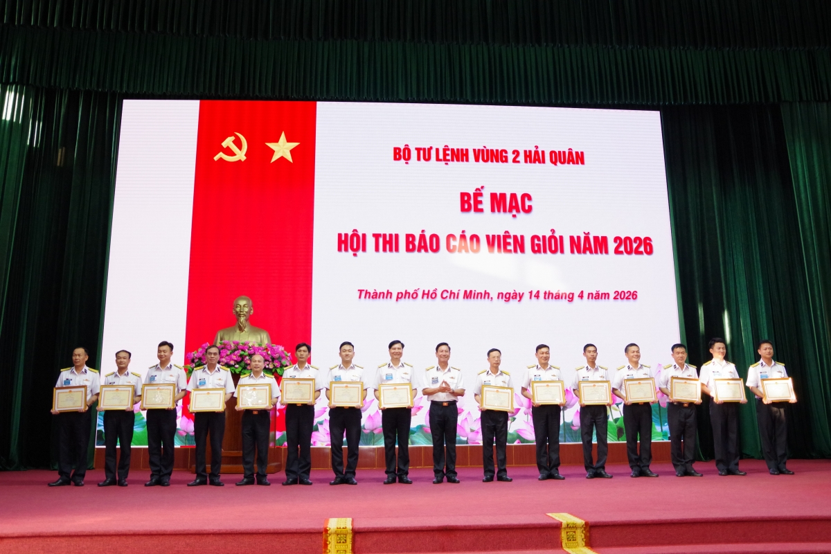 Thủ trưởng Bộ Tư lệnh Vùng 2 trao giải thưởng cho các thí sinh xuất sắc