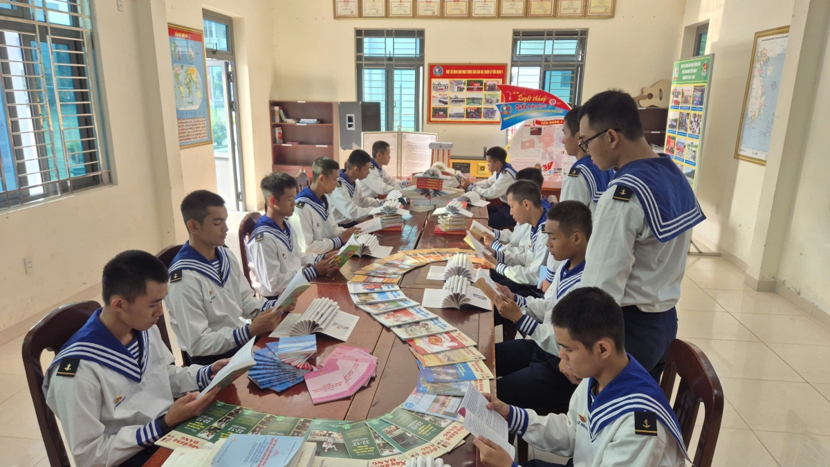 Chiến sĩ đọc sách tại Trung tâm Huấn luyện