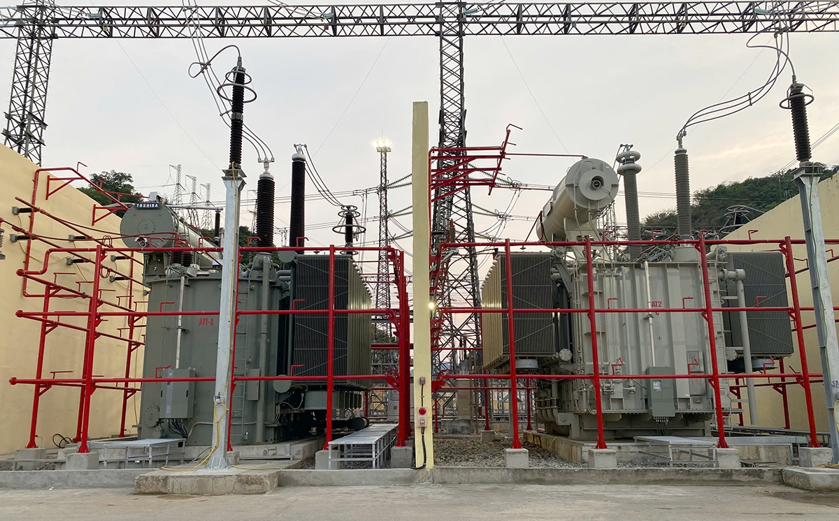 Máy biến áp tại Trạm biến áp 500kV Hòa Bình vừa được đóng điện thành công.