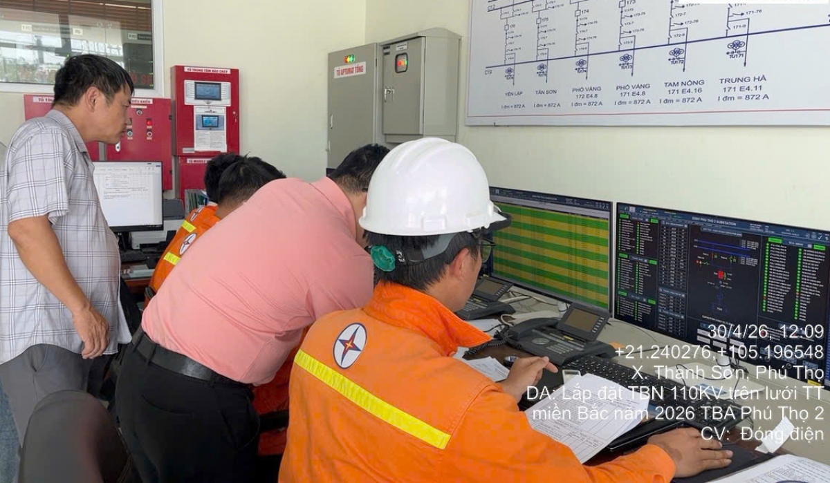 Đóng điện giàn tụ bù ngang tại Trạm biến áp 220kV Phú Thọ 2 vào trưa ngày 30/4/2026. Đây là bộ giàn tụ bù cuối cùng của dự án được đóng điện