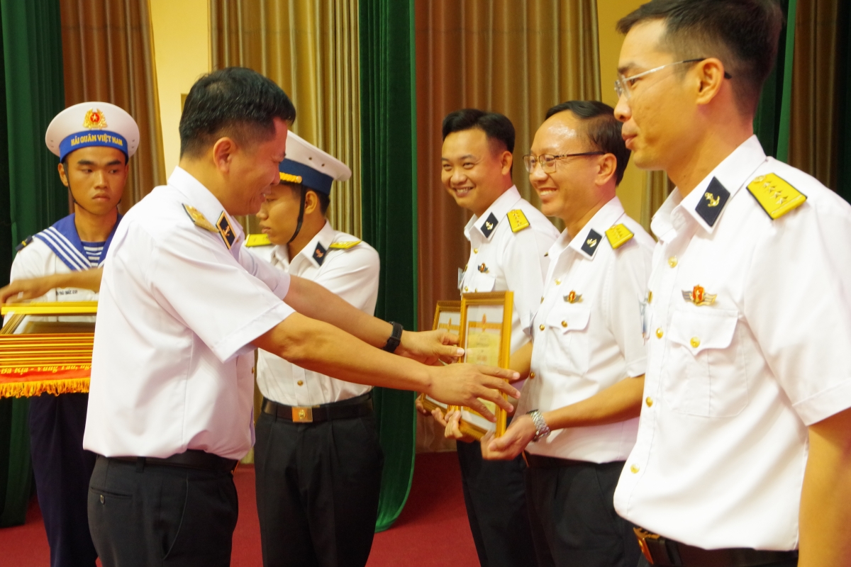 Chuẩn đô đốc Trần Mạnh Chiến trao thưởng cho các thí sinh đạt giải