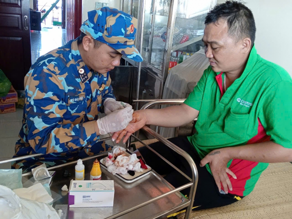 Quân y Nhà giàn DK1/7 sơ cứu cho ngư dân gặp nạn