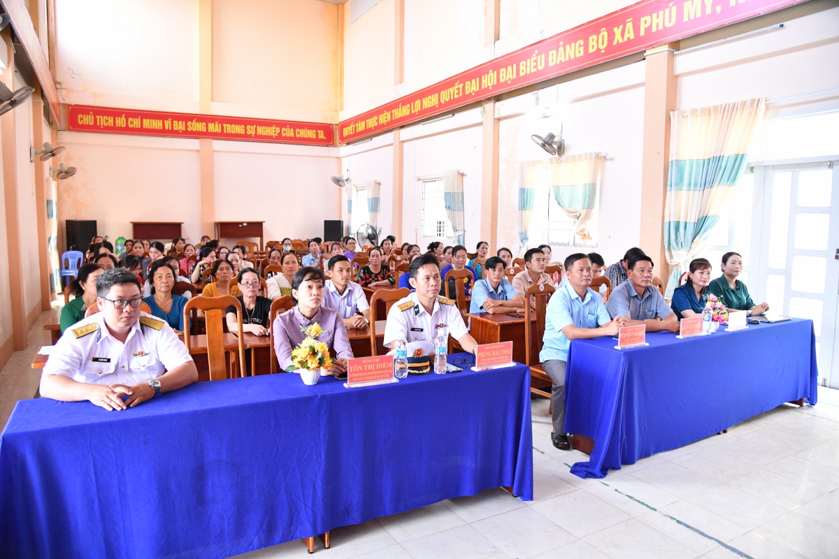 Các đại biểu tham dự hội nghị tại xã Phú Mỹ