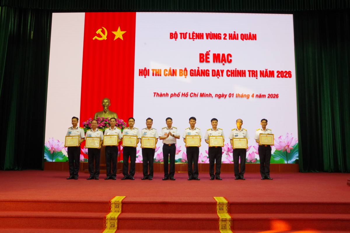 Chuẩn đô đốc Trần Mạnh Chiến trao thưởng cho các thí sinh đạt kết quả cao