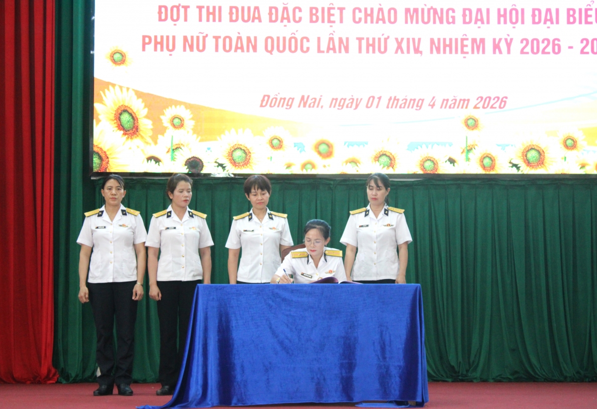 Đại diện các Tổ Phụ nữ ký kết thi đua