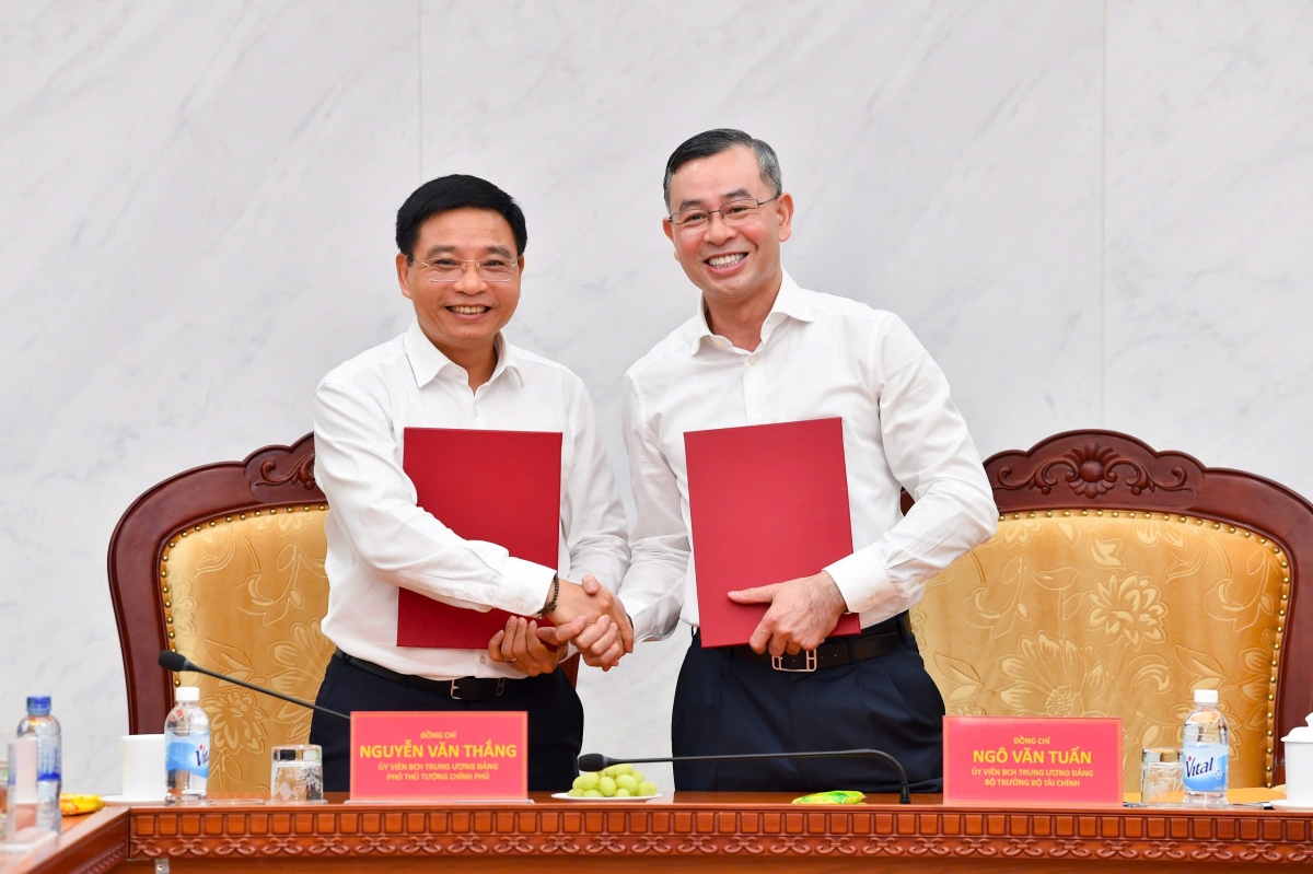 Phó Thủ tướng Nguyễn Văn Thắng và Bộ trưởng Bộ Tài chính Ngô Văn Tuấn trao Biên bản bàn giao công tác.