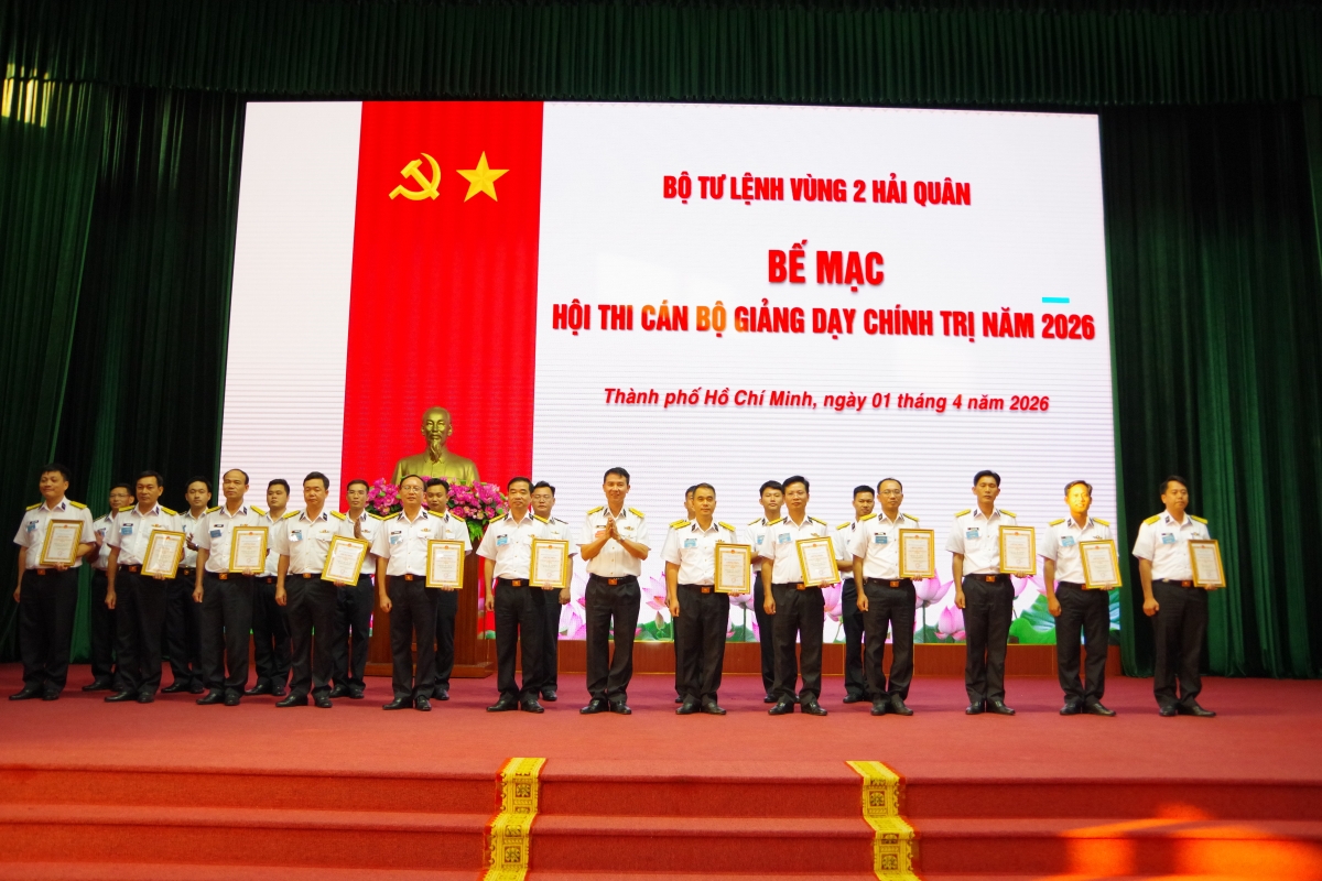 Trao chứng nhận cho các thí sinh đạt danh hiệu cán bộ giảng dạy chính trị giỏi
 