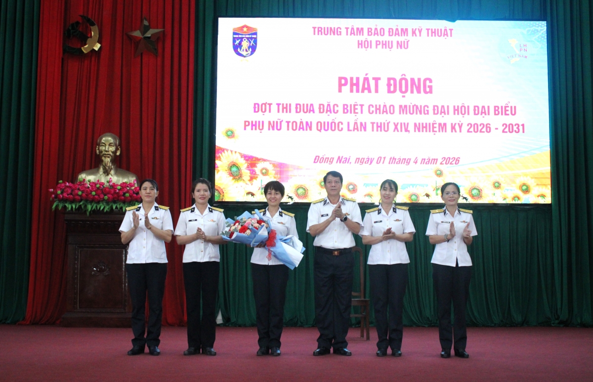 Đại tá Bùi Quốc Kiên Chỉ huy trưởng Trung tâm tặng hoa chúc mừng Hội Phụ nữ