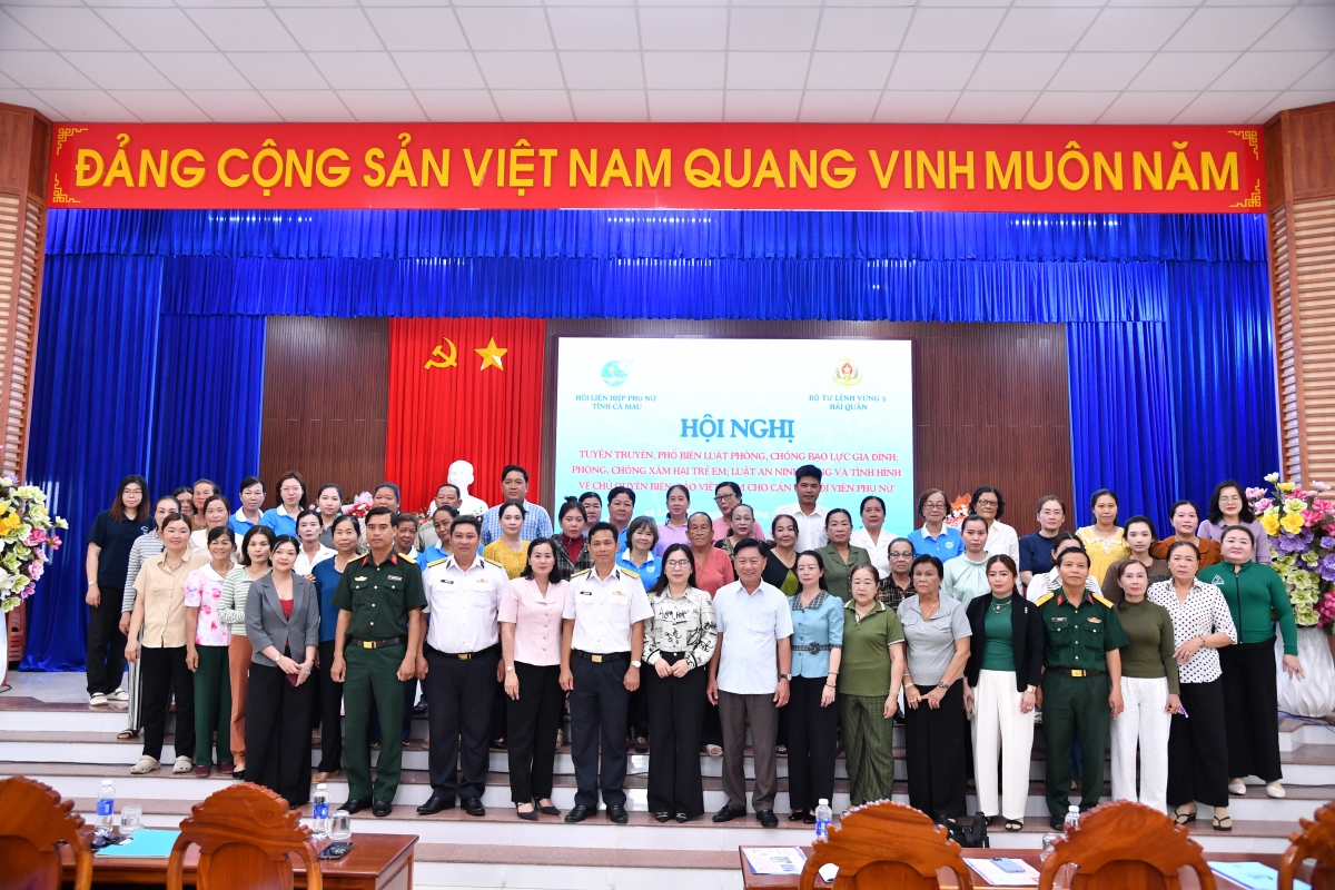 Các đại biểu chụp ảnh lưu niệm sau hội nghị