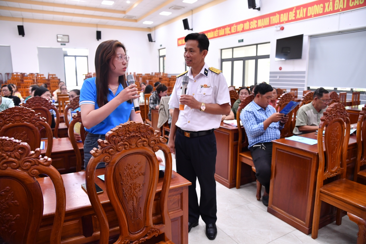 Chị em phụ nữ trao đổi các vấn đề về biển, đảo tại xã Long Điền.
