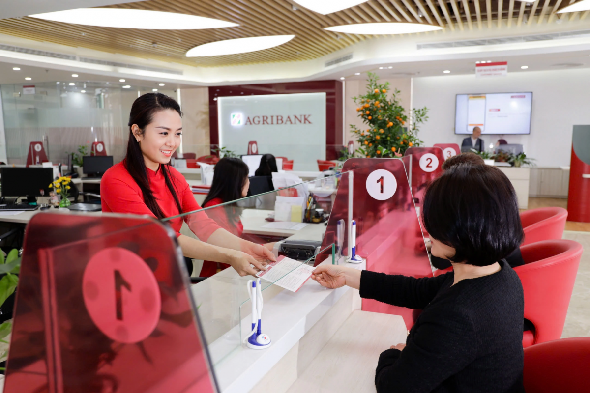 Agribank là ngân hàng đầu tiên giảm cả lãi suất huy động và lãi suất cho vay, góp phần thúc đẩy phát triển kinh tế