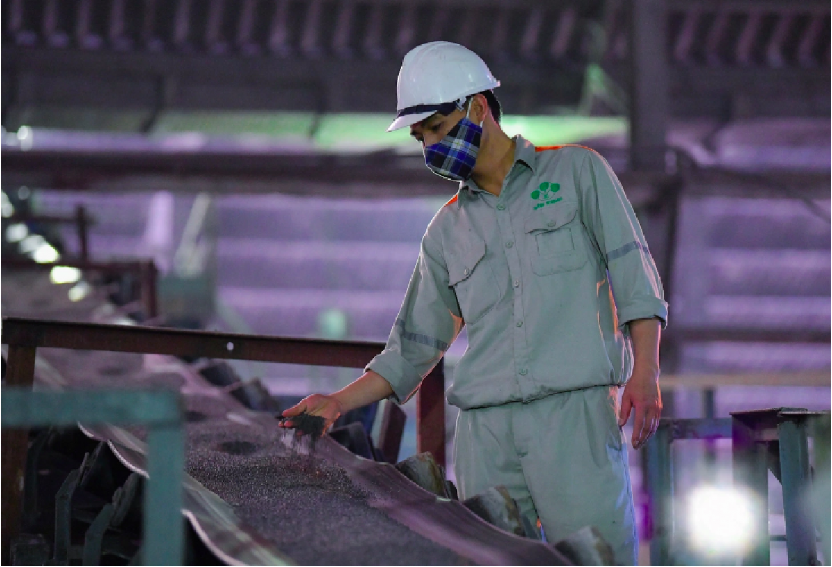 Bên trong dây chuyền sản xuất của Công ty Cổ phần Supe Phốt phát và Hóa chất Lâm Thao