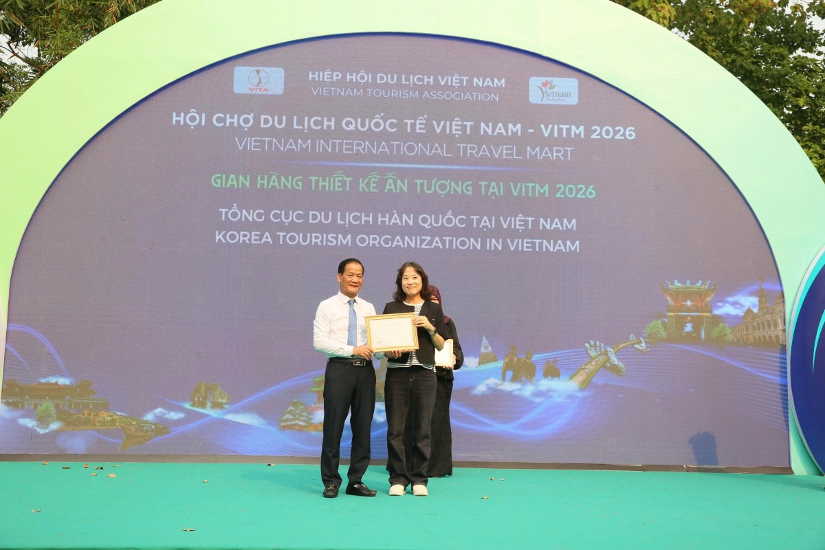 Bà Park Eun Jung – Trưởng đại diện Tổng cục Du lịch Hàn Quốc tại Việt Nam đón nhận bằng khen Gian hàng Thiết kế ấn tượng tại VITM 2026 từ Ban tổ chức
 