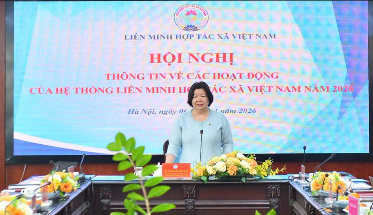 Bà Cao Xuân Thu Vân, Bí thư Đảng ủy, Chủ tịch Liên minh Hợp tác xã Việt Nam phát biểu tại Hội nghị