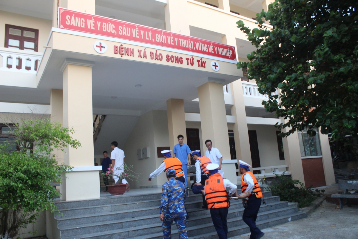 Bệnh nhân nhanh chóng được chuyển vào bệnh xá đảo để cấp cứu