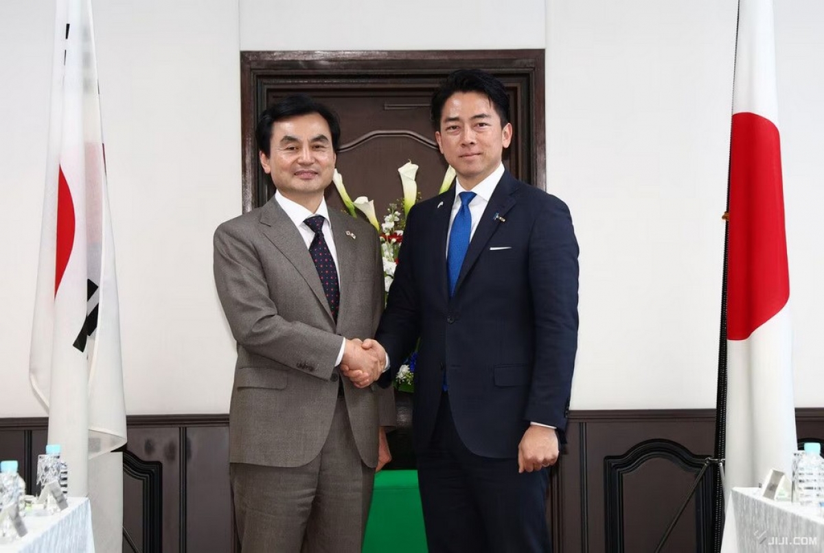 Bộ trưởng Quốc phòng Hàn Quốc Ahn Gyu-back (trái) và Bộ trưởng Quốc phòng Nhật Bản Koizumi Shinjiro. Ảnh Jiji Press.