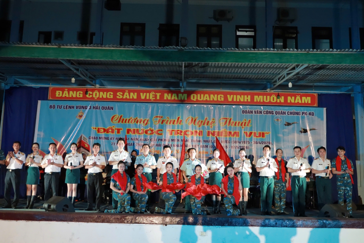 Bộ Tư lệnh Vùng 3 Hải quân tặng hoa và chụp ảnh lưu niệm với Đoàn văn công